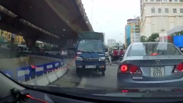 Truy tìm người lái xe tải đi tắt đón đầu