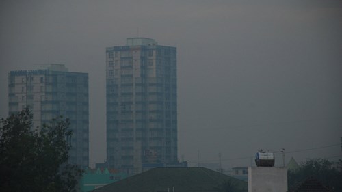 Sương mù dày đặc bao phủ Sài Gòn từ sáng đến trưa