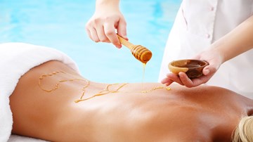 Tác dụng không ngờ khi massage cơ thể bằng mật ong