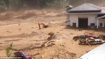 Vỡ hồ chứa, công nhân cuống cuồng tháo chạy khỏi dòng nước lũ