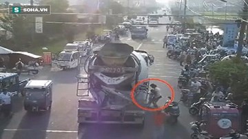 Ngồi chờ mẹ mua đồ, bé trai bị xe trộn bê tông kéo lê 30 mét trên đường