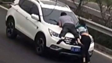 Không đòi được tiền, cặp đôi leo lên ca-pô xe hơi của bạn trai cũ để ăn vạ