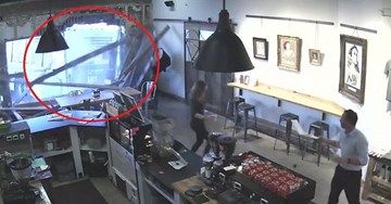 Xe buýt không người lái húc tan quán cà phê