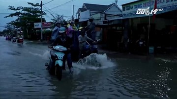 Xe cộ bất lực trước triều cường ở TP.HCM