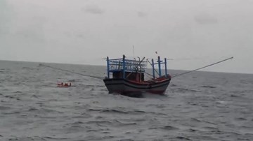 Vượt sóng cứu 3 ngư dân bị ngạt khí gas hầm lạnh