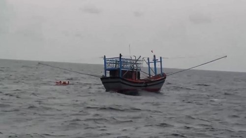 Vượt sóng cứu 3 ngư dân bị ngạt khí gas hầm lạnh