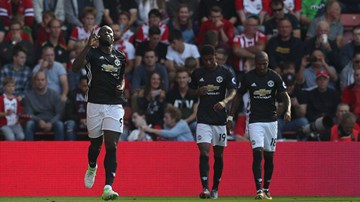 Lukaku làm hung thần, MU thắng 