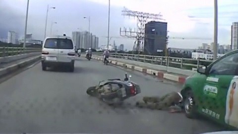 Người đàn ông suýt bị taxi cán lên đầu sau cú ngã văng