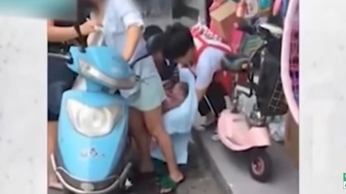 Mẹ vô tư phóng xe máy không biết mình đẻ rơi con