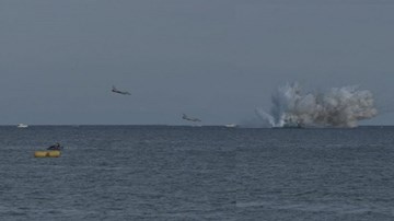 Trước mặt khán giả, chiến đấu cơ Ý đâm đầu xuống biển, phi công tử nạn