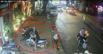 Cặp vợ chồng chở theo con nhỏ táo tợn trộm xe máy trên phố