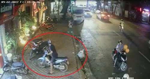 Cặp vợ chồng chở theo con nhỏ táo tợn trộm xe máy trên phố