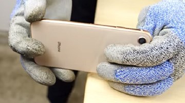 Thử nghiệm bẻ cong iPhone 8