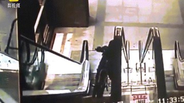 Đây là lý do tại sao không nên vác xe đạp lên thang cuốn