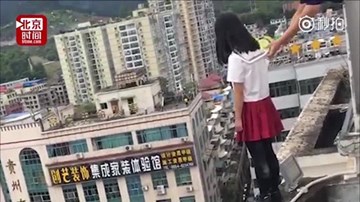 Nữ sinh trầm cảm đòi tự sát, được hiệu trưởng cứu mạng chỉ với 1 chai nước