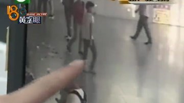 Bị người yêu “đá”, chàng trai rải tiền khắp nhà ga