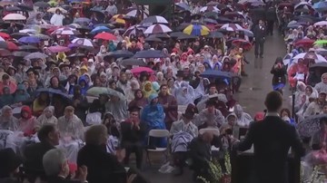 Sinh viên Harvard đội mưa để nghe trọn bài phát biểu của 