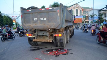 Quảng Ngãi: Bị xe tải cuốn vào gầm, cháu bé thoát chết thần kỳ