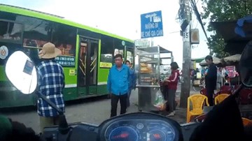 Tài xế GrabBike bị xe ôm đánh ‘hội đồng’ ở bến xe An Sương