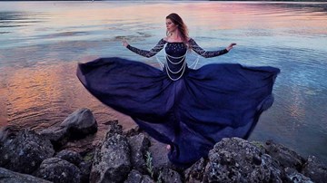 Cô gái đi du lịch khắp nơi với những chiếc váy lộng lẫy