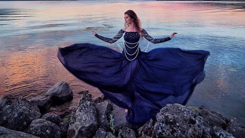 Cô gái đi du lịch khắp nơi với những chiếc váy lộng lẫy
