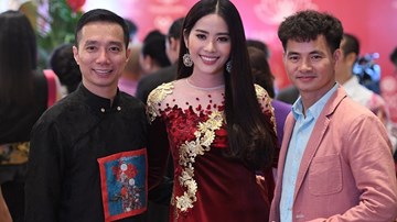 Hoa khôi Nam Em thướt tha trong tà áo dài dát vàng