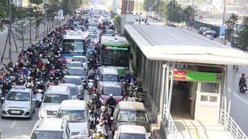 Buýt nhanh BRT bị 'quây' kẹt cứng, 10 phút đi được vài chục mét