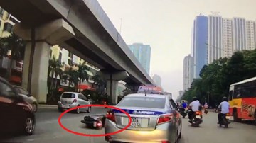 Chạy xe tốc độ cao, ngông nghênh tạt đầu ô tô, chàng trai nhận cái kết đắng