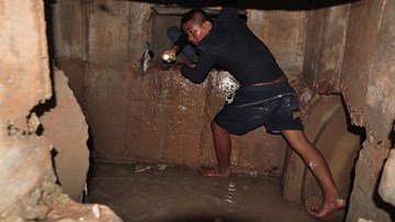 Người dân kể phút bé trai 11 tuổi bị nước cuốn vào cống thải