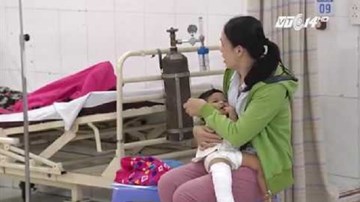 Một cháu bé gãy chân khi gửi trẻ