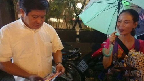 Ông Đoàn Ngọc Hải mua hết vé số cho người phụ nữ ẵm con nhỏ đi bán dưới mưa