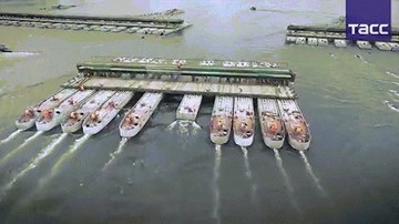 Quân đội Nga thần tốc lắp cầu phao đường sắt