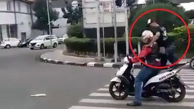 Lấn vạch sang đường của người đi bộ, xe máy lĩnh 