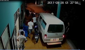 Đưa bạn vào viện, nhóm người hành hung lái xe cấp cứu trọng thương