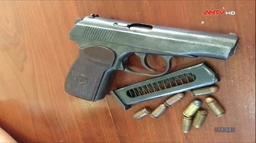 Giắt súng cùng ma túy vào nhà nghỉ