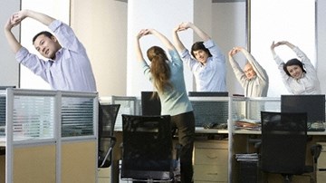 8 bài tập lưng cực tốt cho dân văn phòng thực hiện ngay tại bàn làm việc