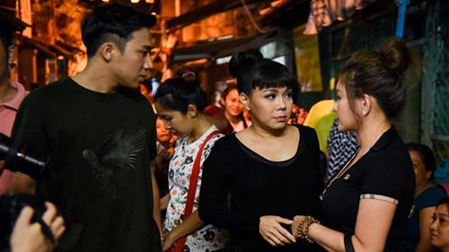 Trấn Thành, Việt Hương buồn bã đến viếng nghệ sĩ Khánh Nam lúc khuya