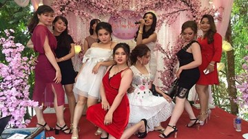 Cô dâu 19 tuổi, mặc váy ngắn nhảy cực sung với 