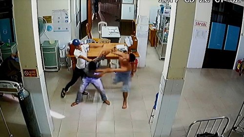 Hình ảnh “đại náo” trung tâm y tế của nam thanh niên cởi trần