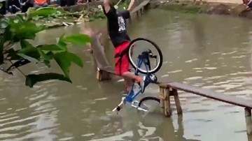 Cười đau ruột với trò chơi đi xe đạp qua cầu ván siêu nhỏ