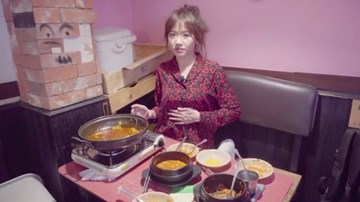 Ăn quá no, Hari Won lấy áo che vòng 2 to bất thường