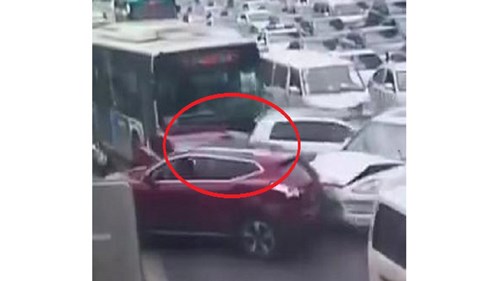 Bị chắn đường, xe buýt ủi nát hàng loạt ô tô
