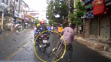 Người đàn ông đi SH tạt đổ xe cụ già rồi thản nhiên bỏ đi