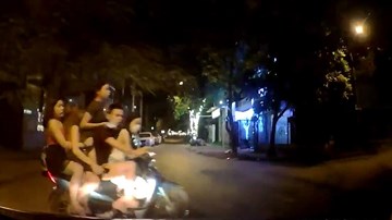 Xe máy kẹp 5, tài xế thót tim với 