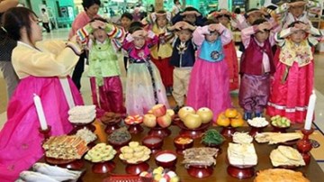 Người dân Hàn Quốc tưng bừng đón Tết Trung thu