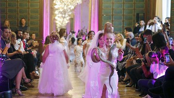 Hội người mẫu cao 130 cm khuấy đảo tuần lễ thời trang Paris