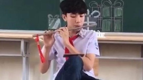 10X Quảng Ninh được cô giáo khen khi thổi sáo trúc 'Em gái mưa'