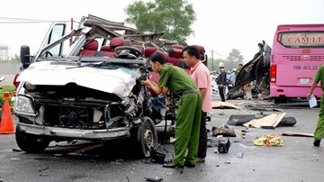 Xe khách đấu đầu biến dạng, 6 người chết
