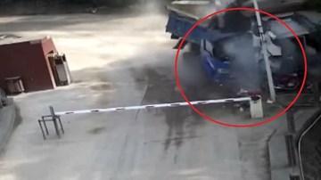 Khoảnh khắc xe tải lao như điên, húc nát phòng bảo vệ