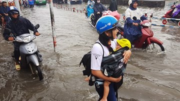 Người Sài Gòn lại 'bơi' đi làm vào ngày đầu tuần